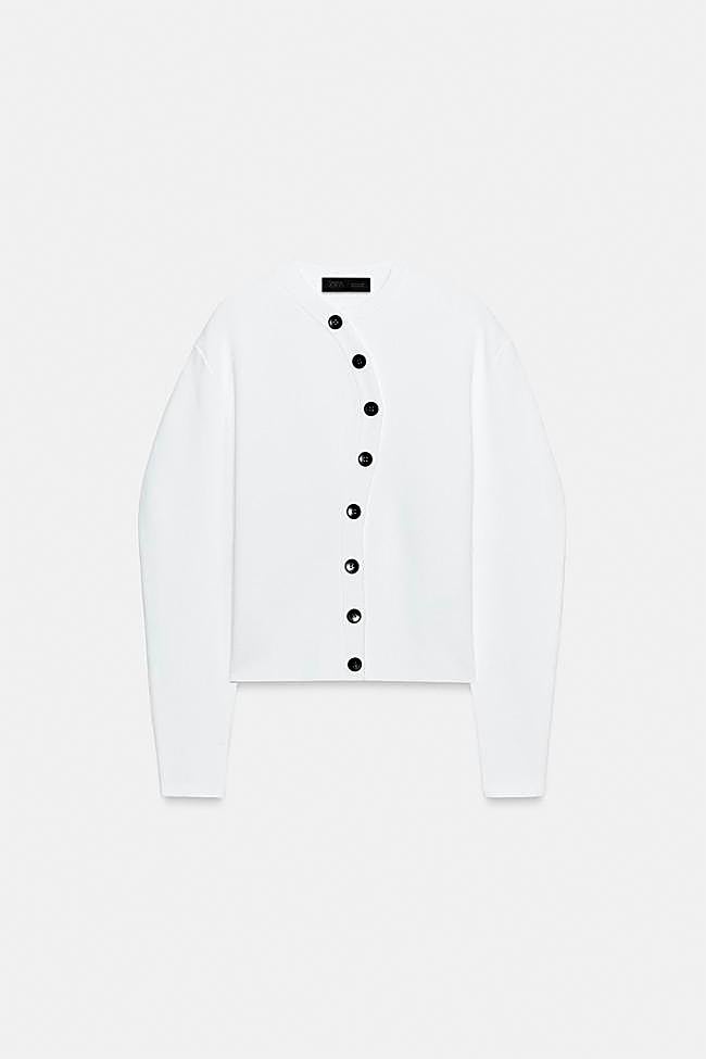Cárdigan de punto blanco de Zara.
