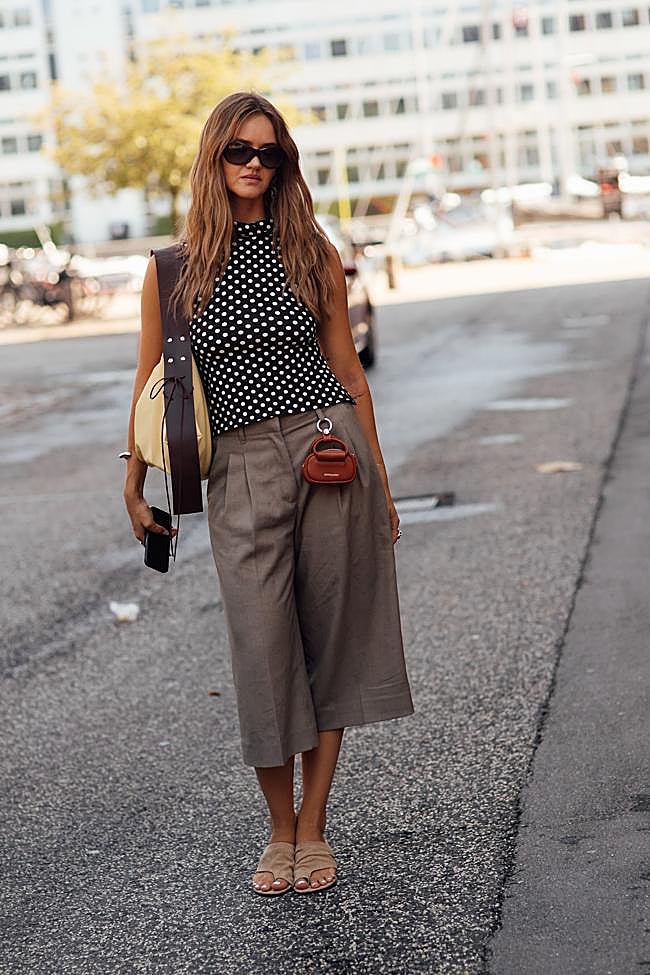 Un look con bermudas y top de lunares.