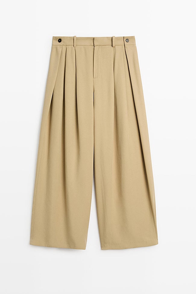 Pantalones con pliegues de Massimo Dutti (69,99 euros)