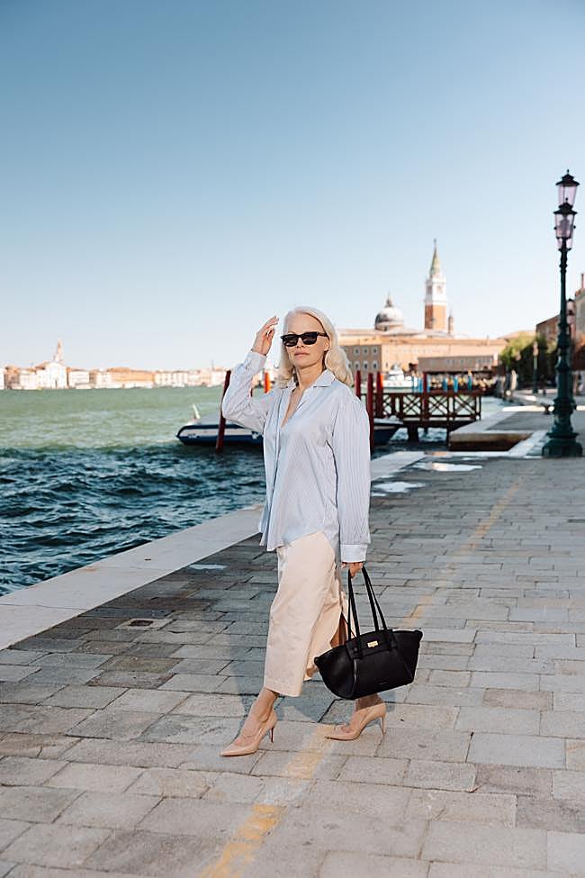 Pamela Anderson con bolso de DeMellier.