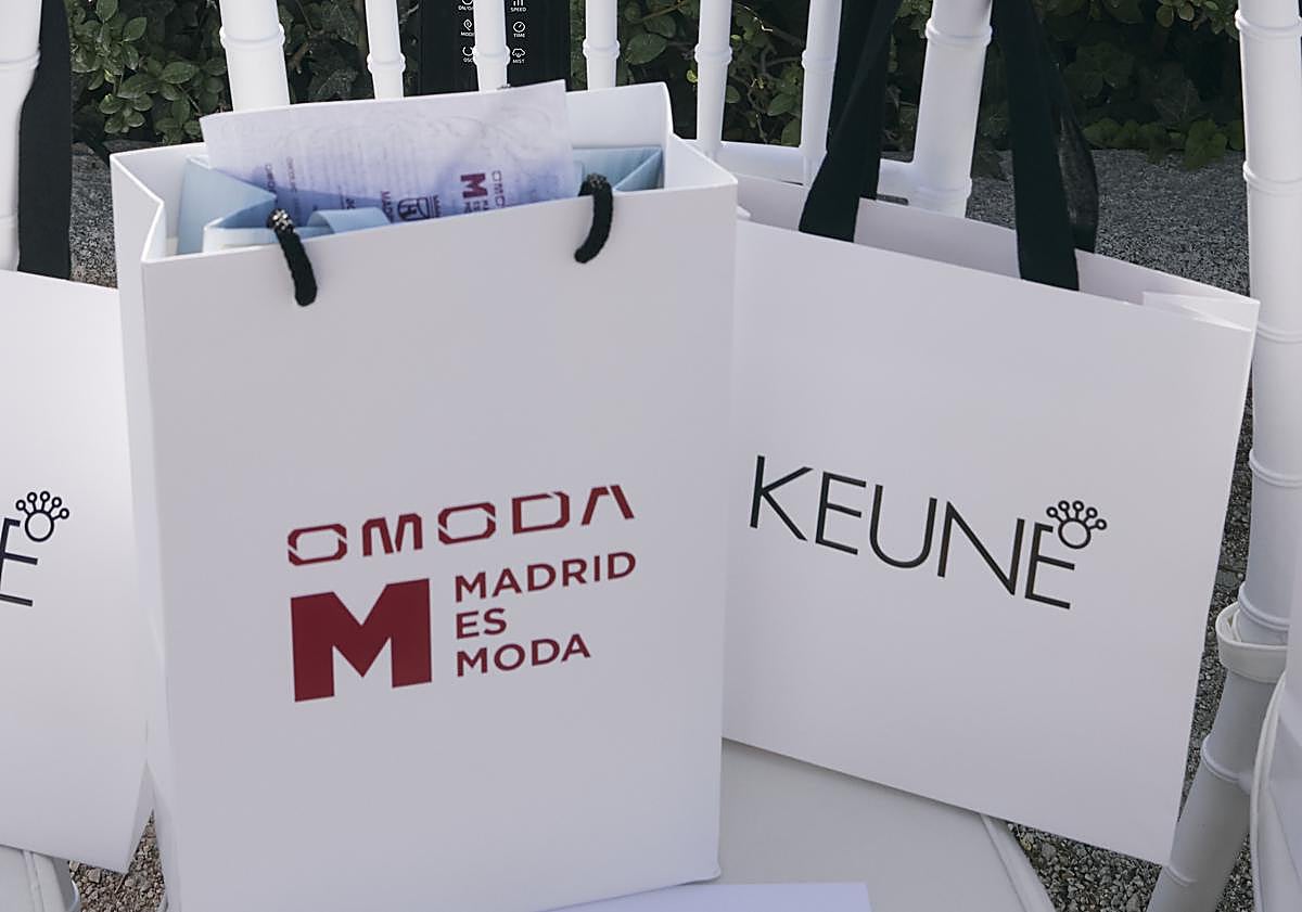 Imagen principal - OMODA Madrid es Moda arranca con un espectacular desfile en los Jardines de Sabatini y reivindica la vuelta a las raíces