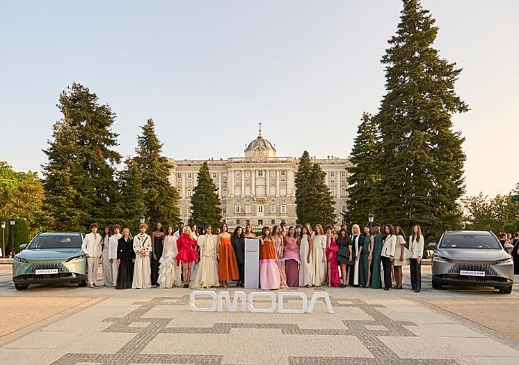 Modelos, diseñadores y autoridades posan al finalizar el desfile inaugural de OMODA Madrid es Moda en los jardines de Sabatini.