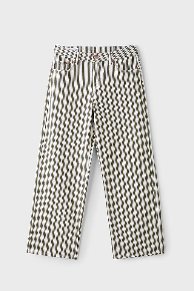 Vaqueros con estampado de rayas de Stradivarius (27,99 euros)
