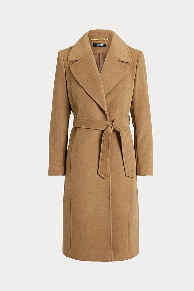 Abrigo camel con cuello solapa de Ralph Lauren.