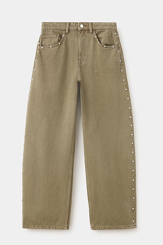 Vaqueros con tachuelas de Mango (49,99 euros)