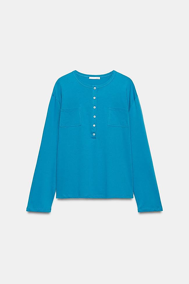 Camiseta panadera en azul de Zara.