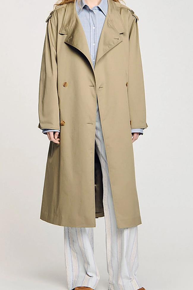 Gabardina en beis con doble botonadura de Sandro.