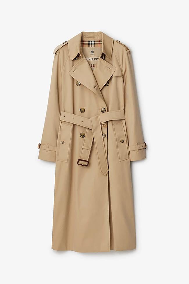Gabardina con doble botonadura en beis de Burberry.