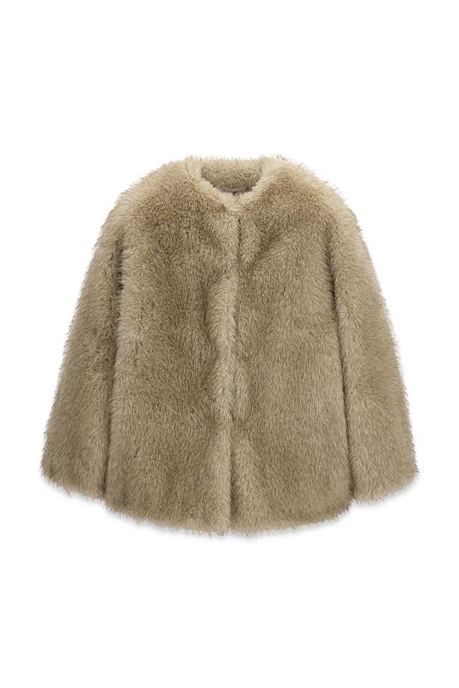 Chaquetón de pelo, de la colección de Leonie Hanne para Guess.