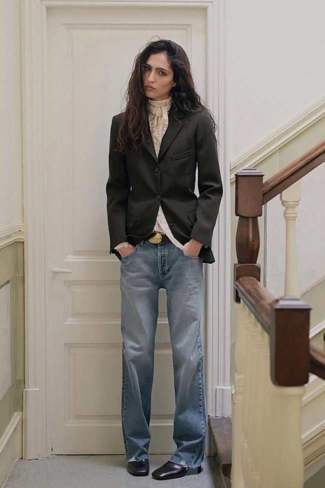 Americana + camisa romántica + vaqueros rectos (Foto: Massimo Dutti)