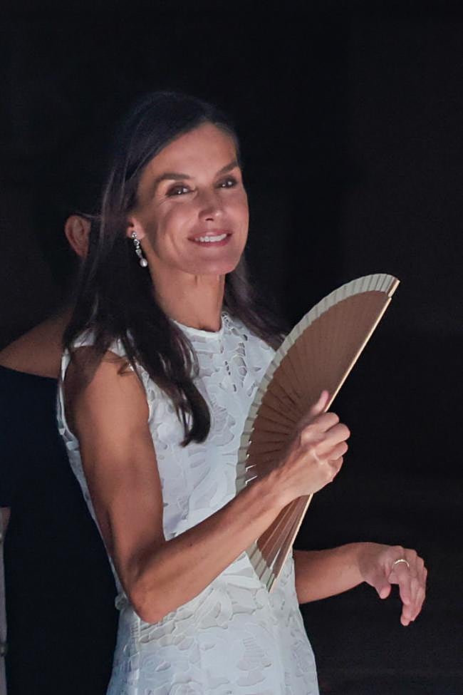 La reina Letizia con un abanico.
