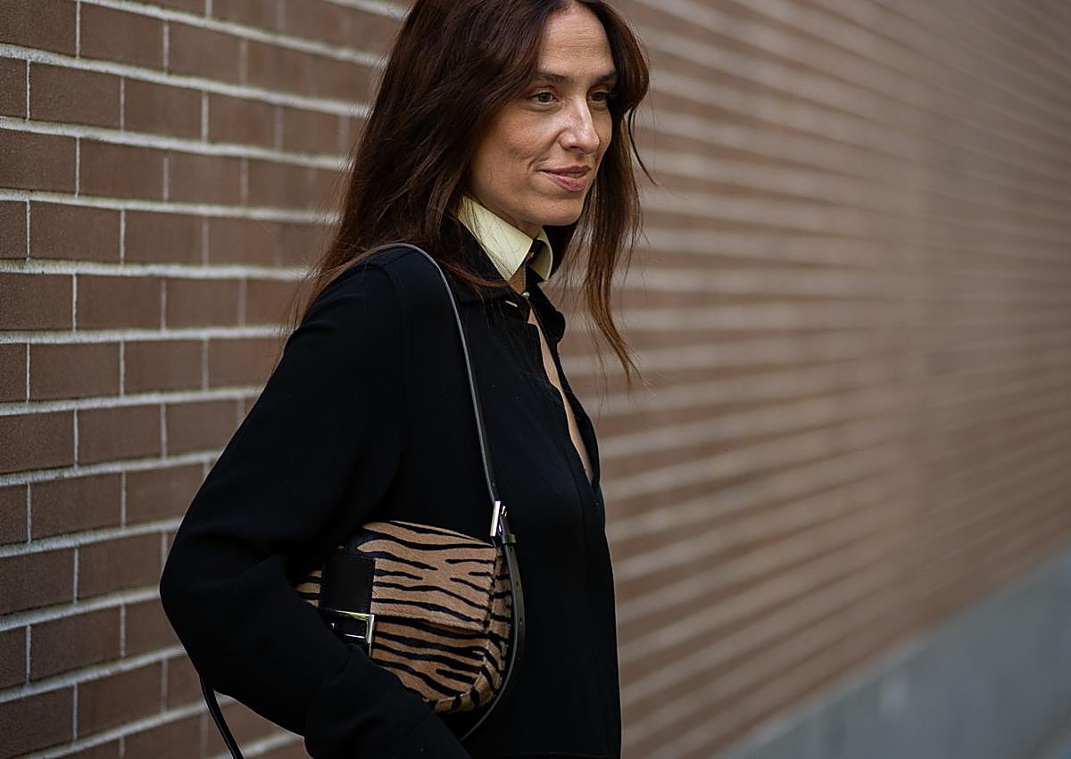 Imagen secundaria 1 - El bolso baguette de Fenid que ha arrasado en el street style de Milán (8.500 euros).