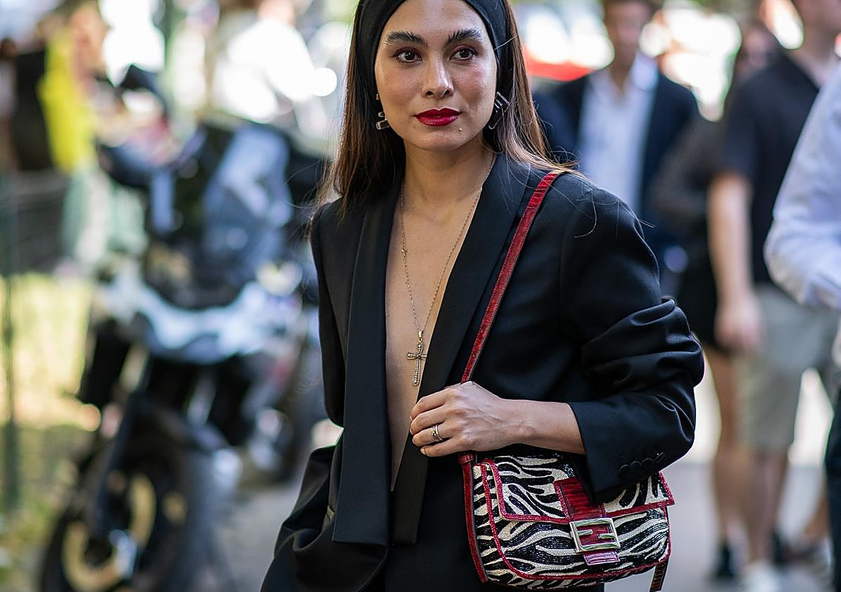 Imagen principal - El bolso baguette de Fenid que ha arrasado en el street style de Milán (8.500 euros).