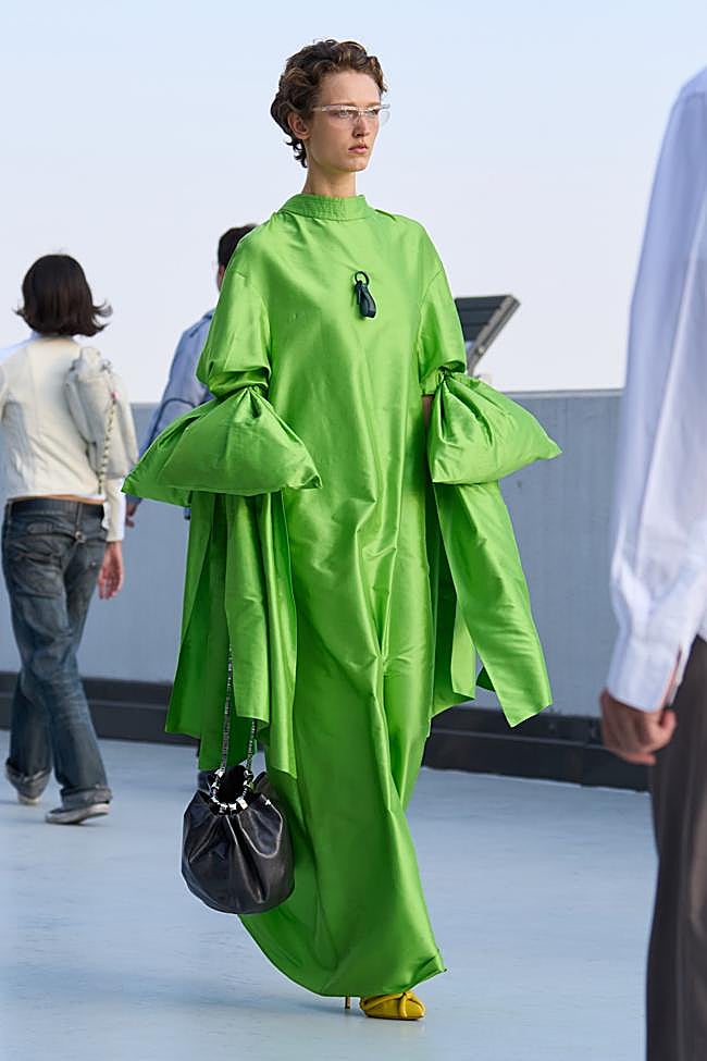 Look de Moschino durante la Semana de la Moda de Milán,