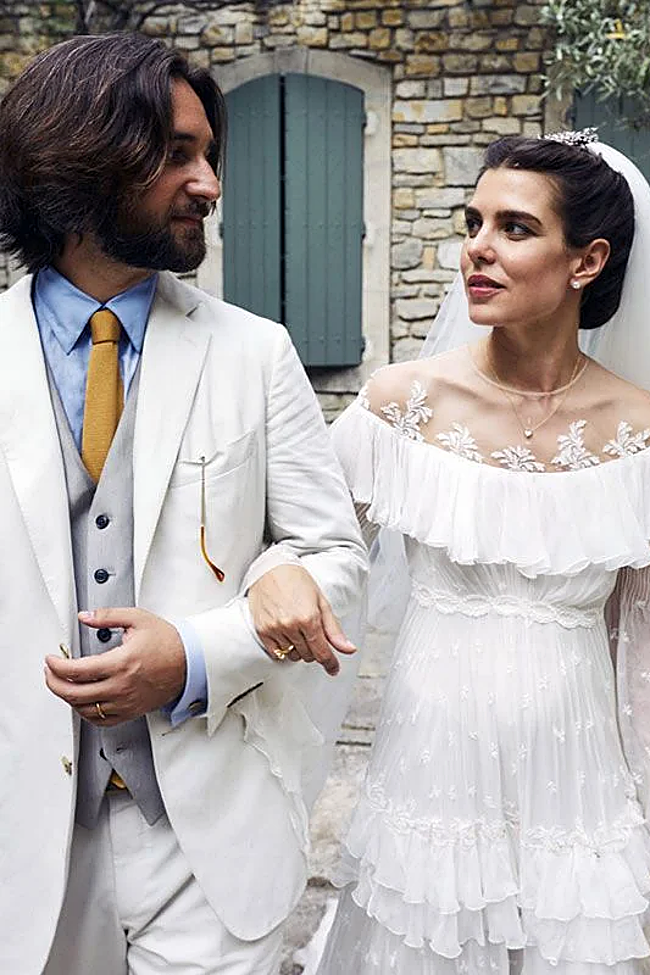 Carlota Casiraghi escogió un vestido de Giambattista Valli con transparencias y volantes.