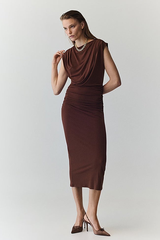 Vestido burdeos de Mango (35,99 euros)