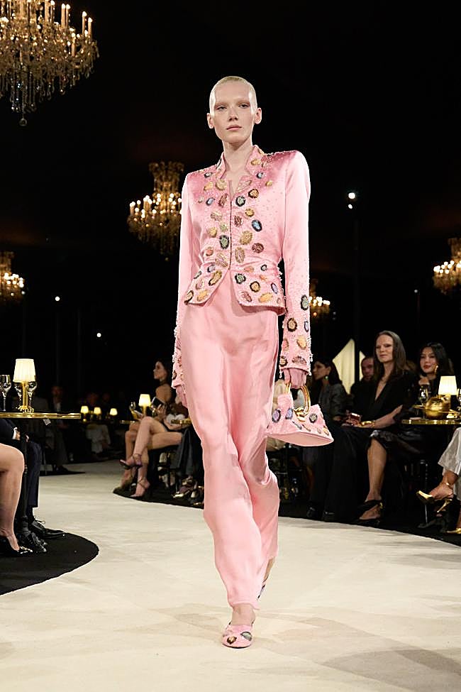Look de Schiaparelli durante la Semana de la Moda de París.