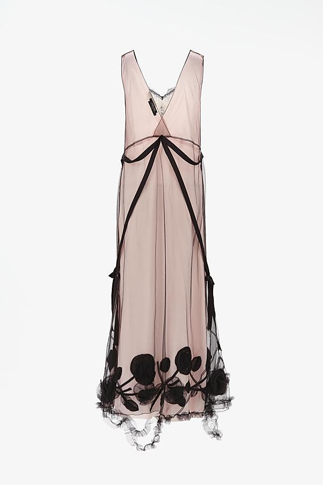 Vestido de seda en rosa y negro de la colección Re{form} de John Galliano y Zara.