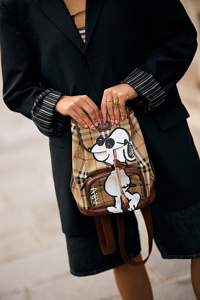 Una mochila de Burberry en colaboración con dibujo de Snoopy.