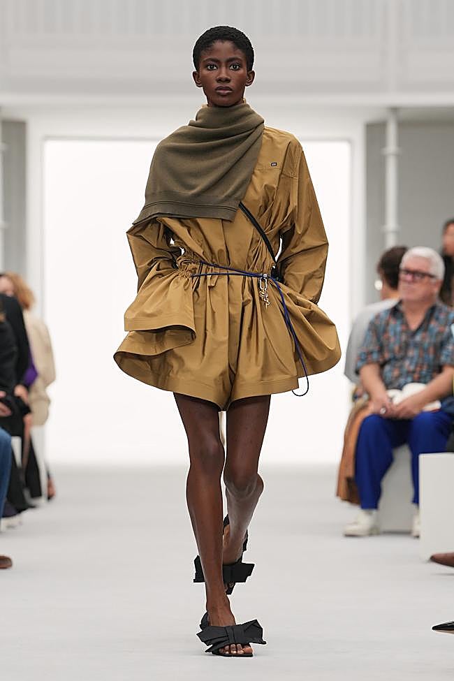 Look de Loewe durante la Semana de la Moda de París.