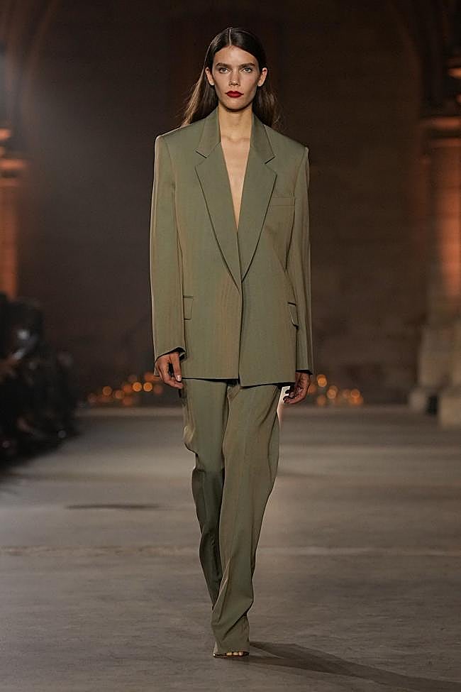 Look de Victoria Beckham durante la Semana de la Moda de París.