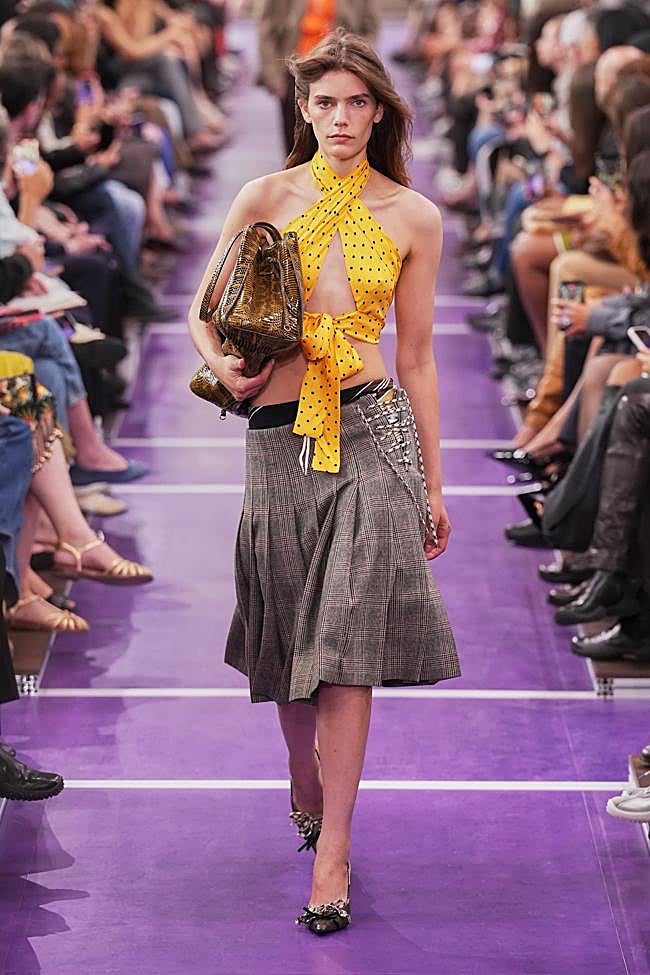 Look del desfile de Miu Miu en la Paris Fashion Week.