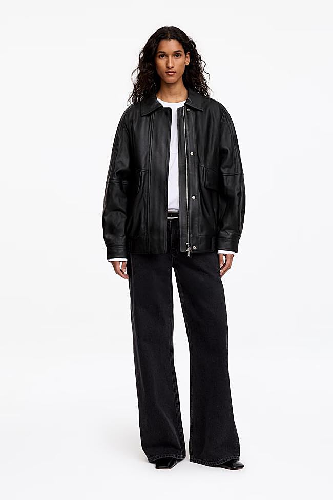 Chaqueta de cuero en color negro de Arket.