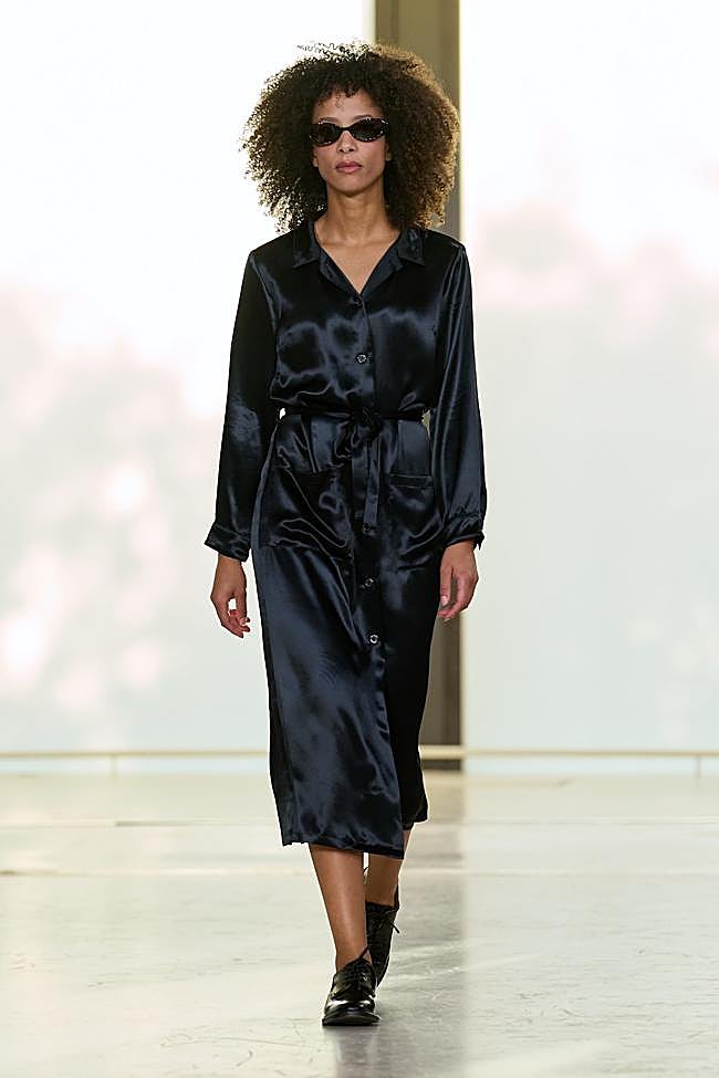 Look de Agnès b. durante la Semana de la Moda de París.