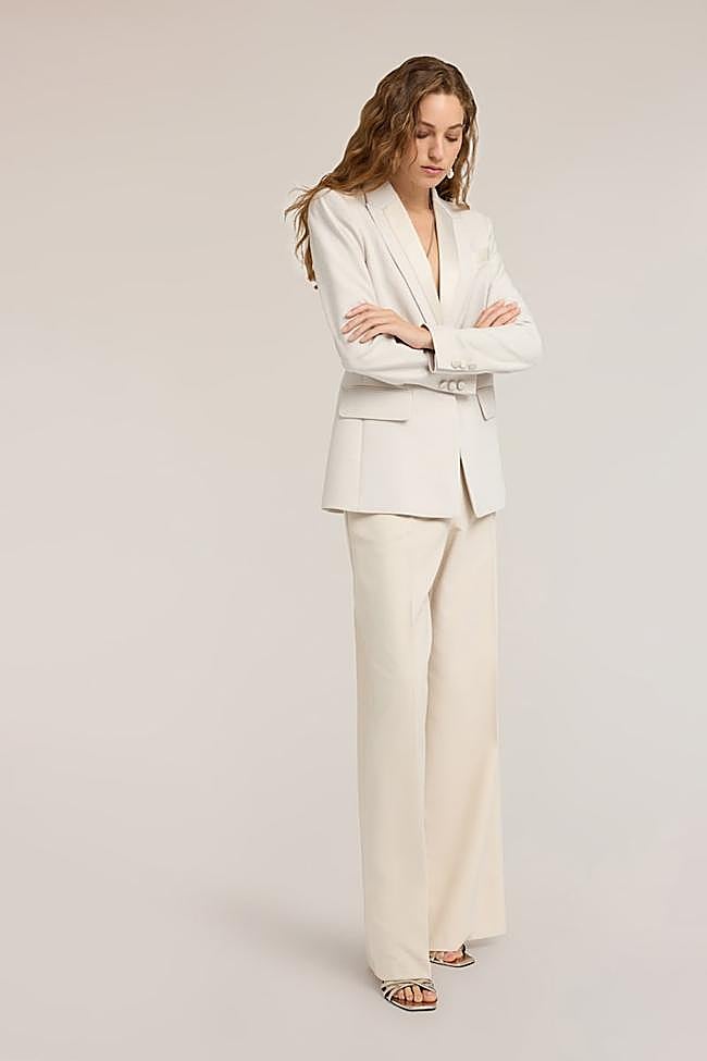 Traje blanco de Motivi: chaqueta 164 euros y pantalones 105 euros.