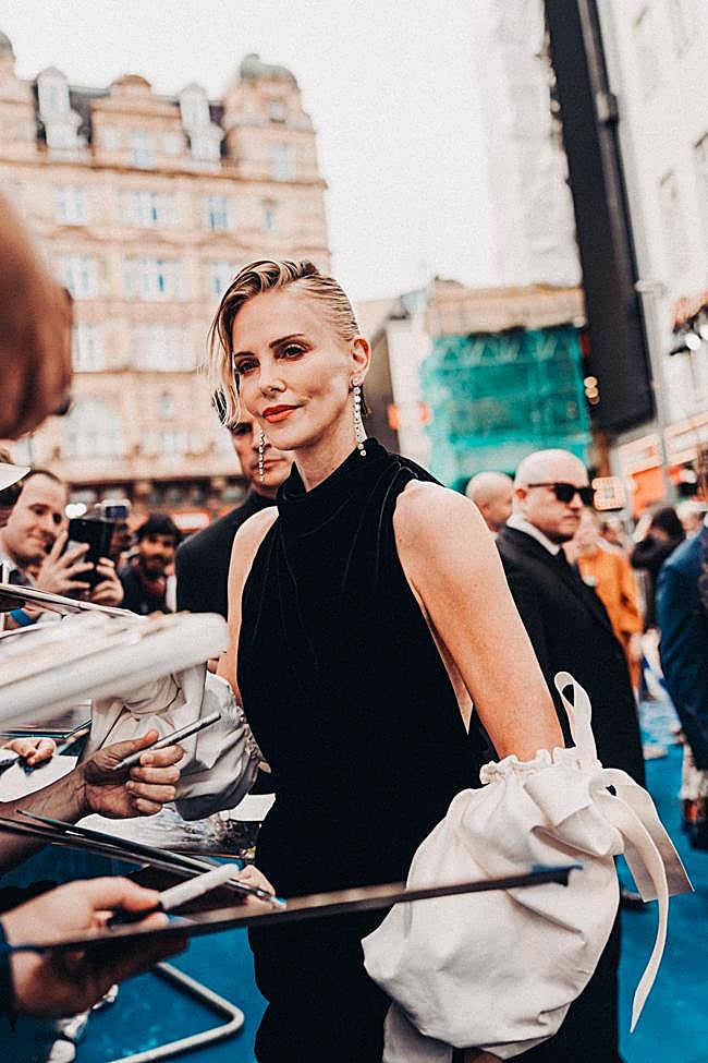 Charliza Theron, que interpreta a Calipso en La Odisea, en una imagen de la premiere de la película de Nolan en Londres.
