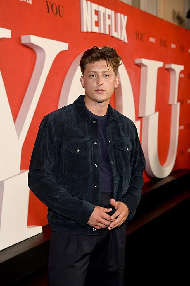 Tom Francis en el photocall de la serie You.