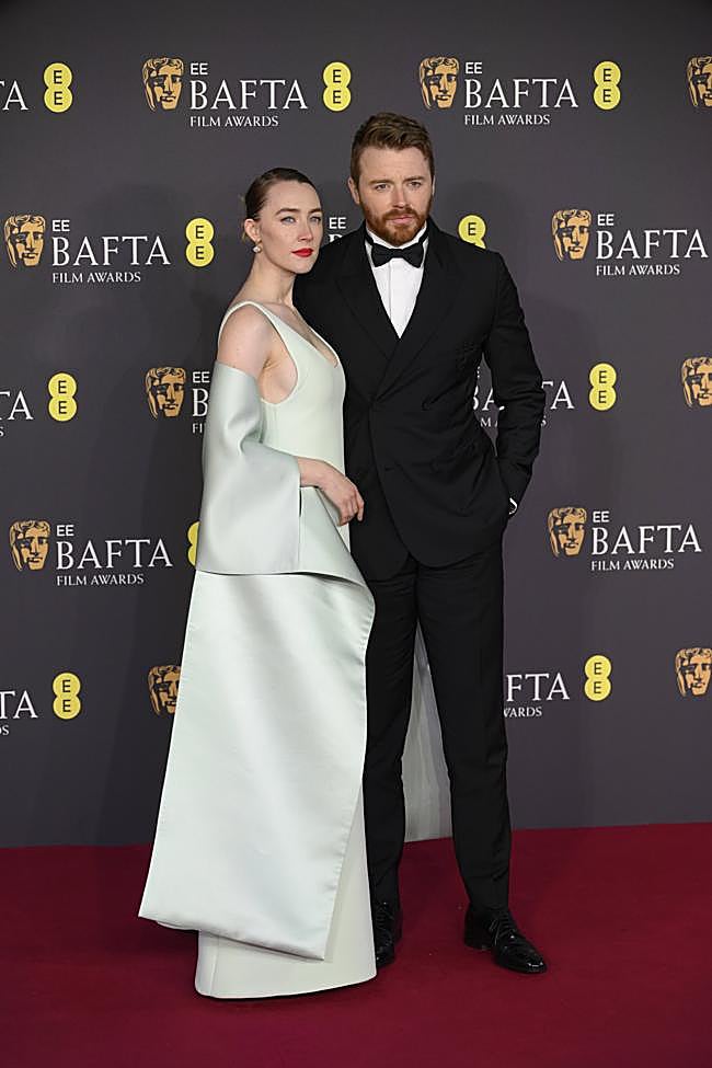 Jack Lowden, junto a su mujer Saoirse Ronan, en el photocall de los premios Bafta de 2025.