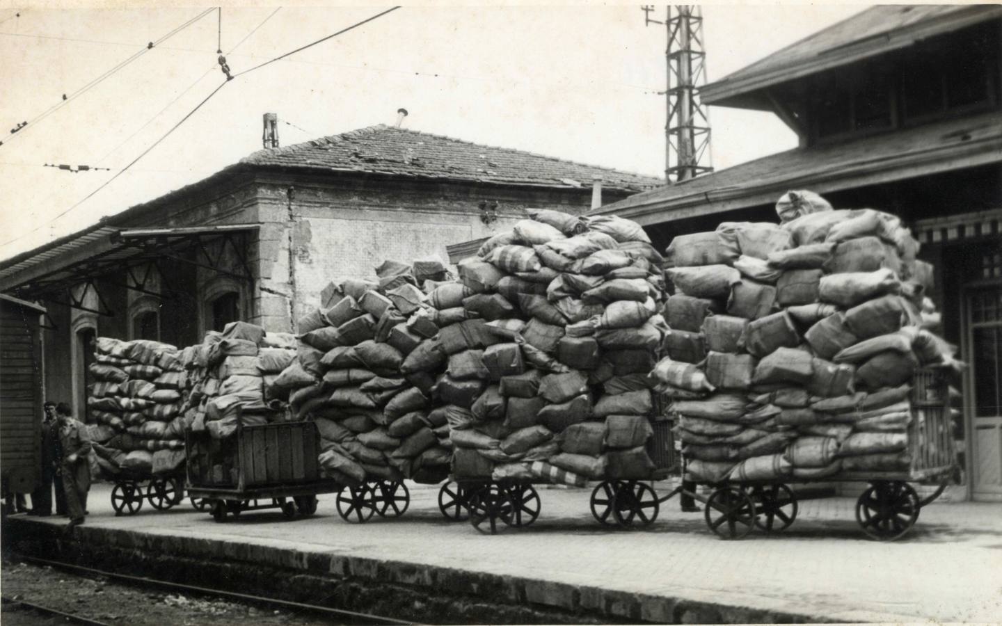 Funcionarios de Correos preparan uno de los envíos de cartas y paquetería en Irun.