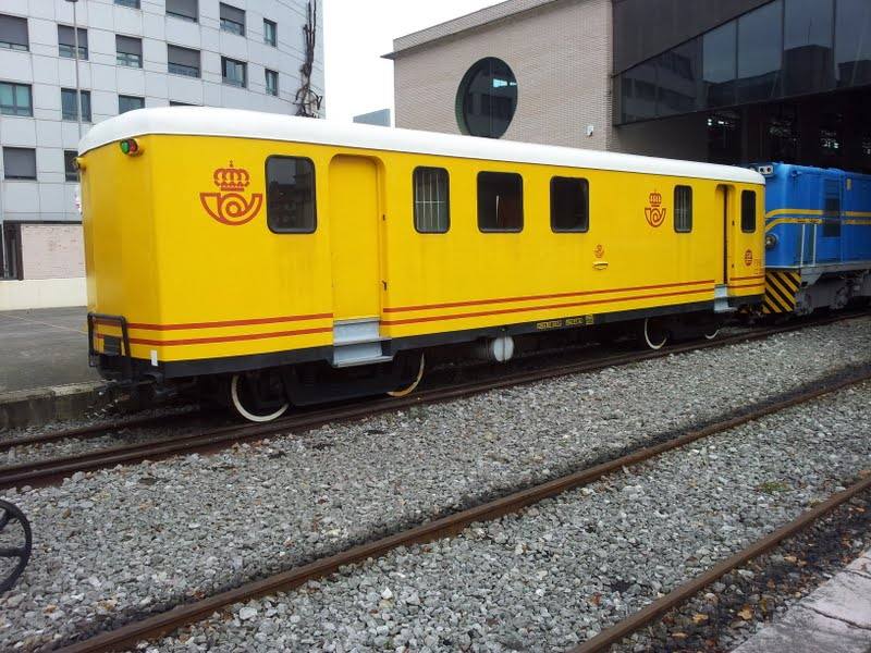 Furgón con el color corporativo y logotipo de Correos del Museo del ferrocarril de Gijón.