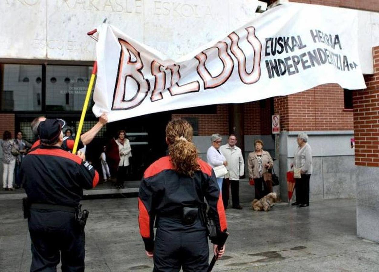 Retirada de pancartas. Agentes de la Ertzaintza tuvieron que retirar en 2011 una pancarta de apoyo a Bildu de un colegio electoral en San Sebastián.