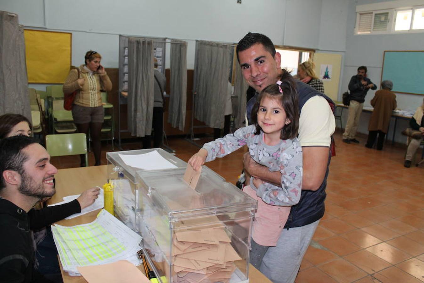 Ellos también quieren votar. En el colegio Ramón Calatayud de Jaén, un padre dejó a su hija depositar su voto en la urna mientras él la aupaba.