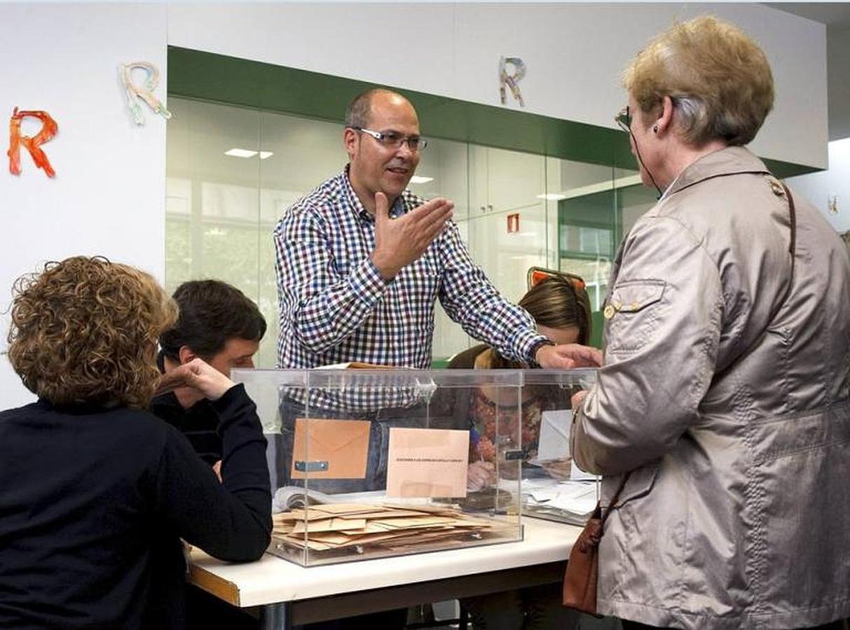 El primer sordomudo en presidir una mesa. José Fernando Santamaría fue el primer sordomudo en presidir una mesa electoral. Necesitó de un intérprete en su colegio de Burgos.