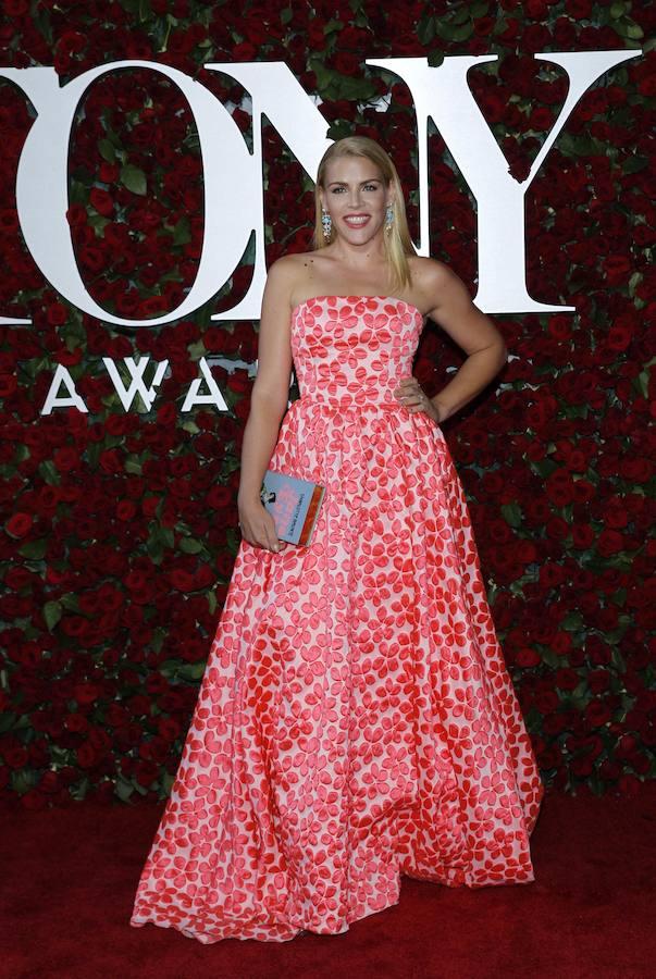 La actriz Busy Philipps llega a los 70º Premios Tony anuales de la American Theatre Wing en Nueva York.