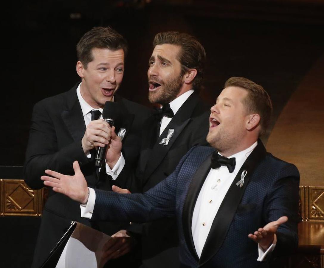 El anfitrión James Corden comparte el escenario con los actores Gyllenhaal y Hayes durante la 70ª edición de los Premios Tony anuales de la American Theatre Wing en Nueva York.