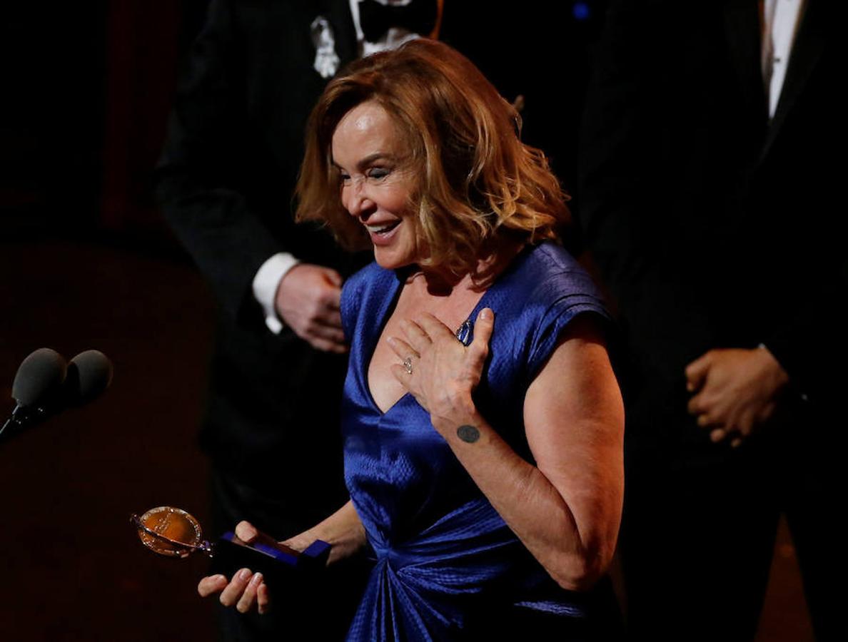 Jessica Lange acepta el premio a la mejor actriz en un papel principal por su papel en la obra 'Long Day's Journey Into Night'.