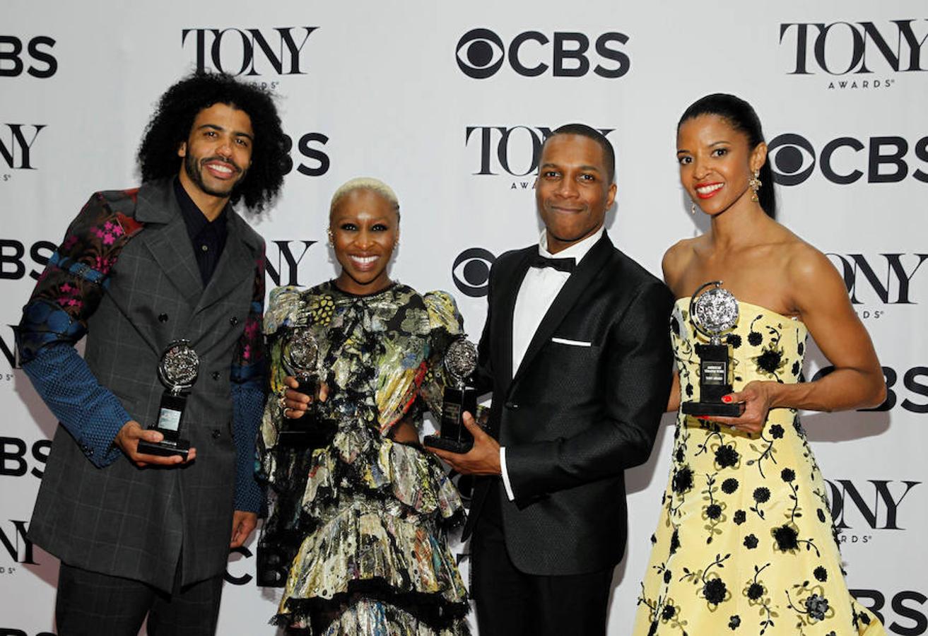 (D-I) Los actores Daveed Diggs, Cynthia Erivo, Leslie Odom Jr. y Renee Elise Goldsberry , sostienen sus premios entre bastidores.