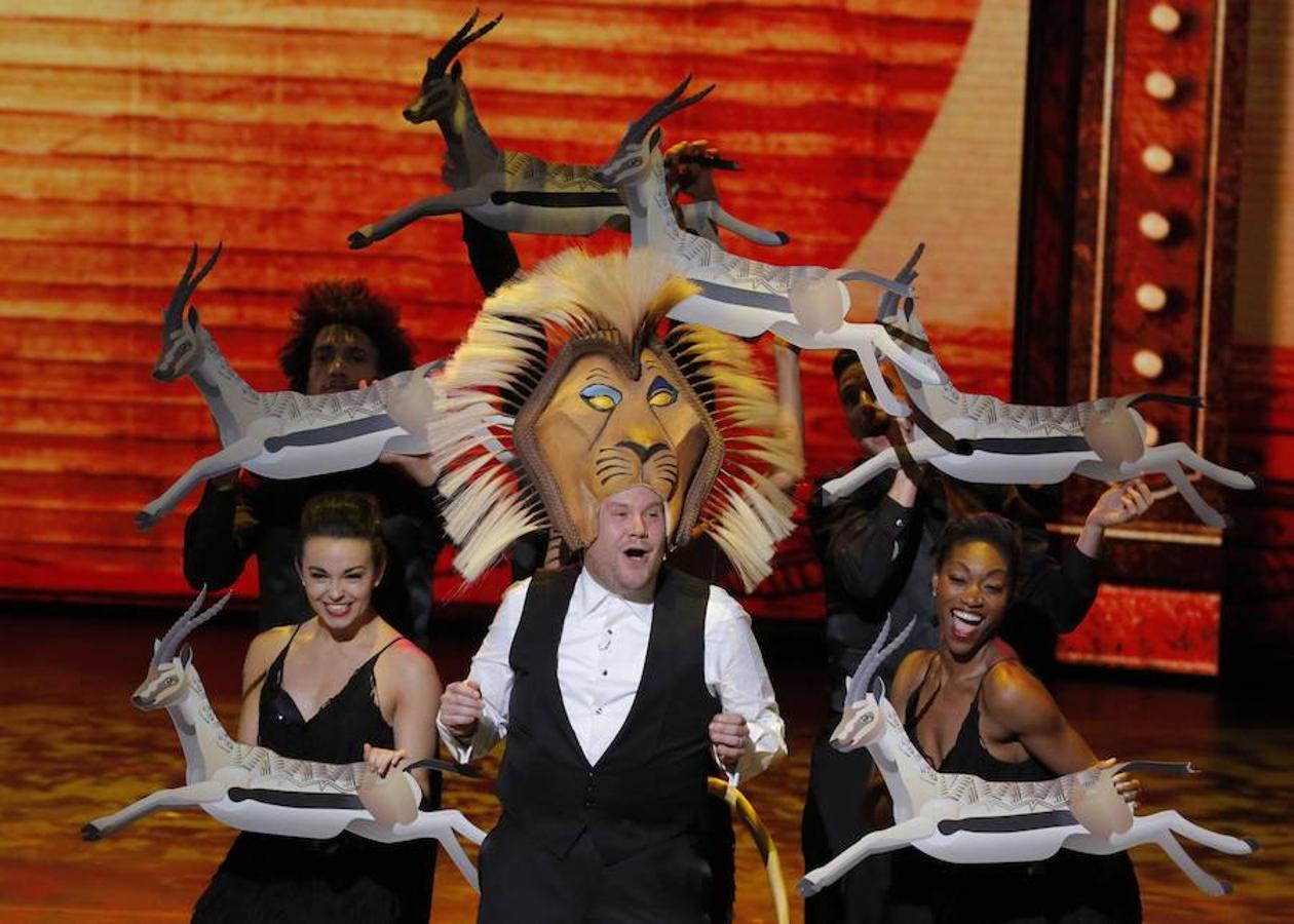 El anfitrión de la gala de los Premios Tony 2016, James Corden, durante una simulación del musical 'El Rey León'.