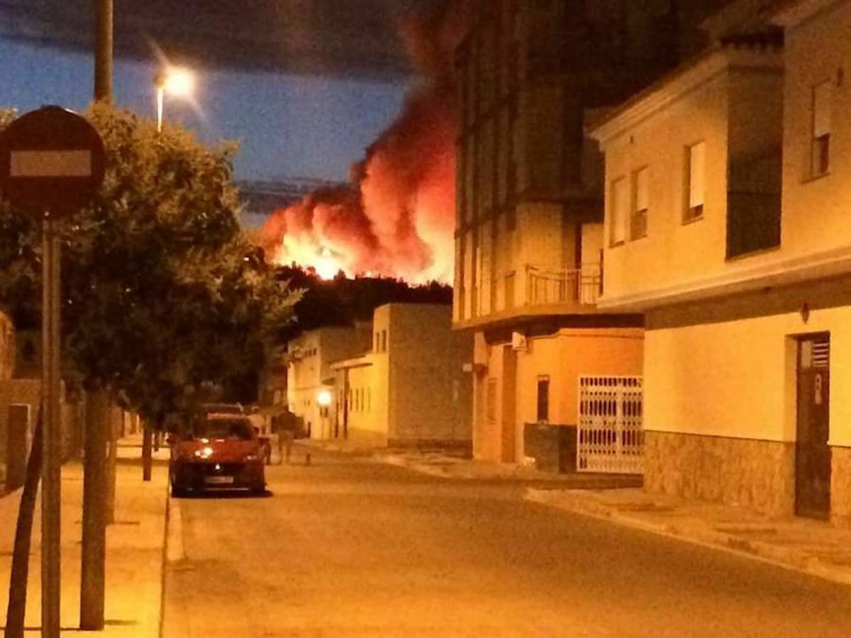 Un incendio cerca varios pueblos en Valencia