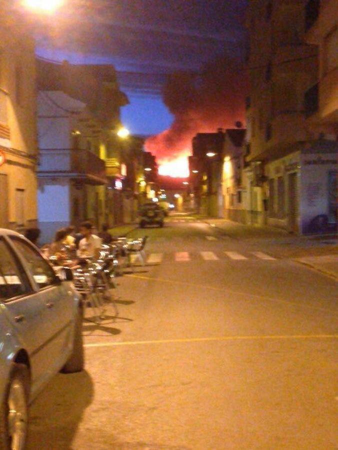 Un incendio cerca varios pueblos en Valencia