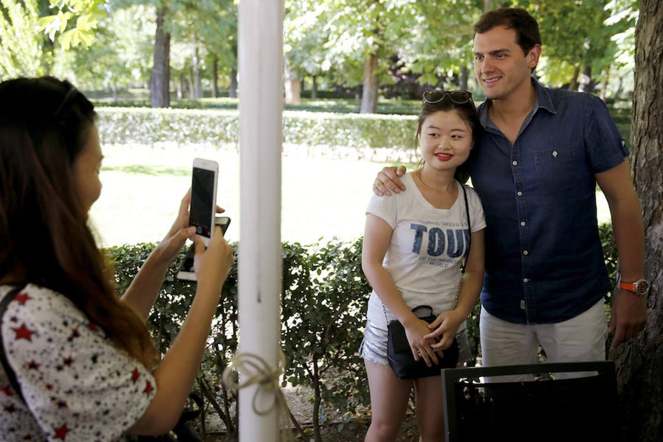 Albert Rivera ha pasado la mañana en el madrileño Parque del Retiro y pasará la tarde con su hija en Barcelona.