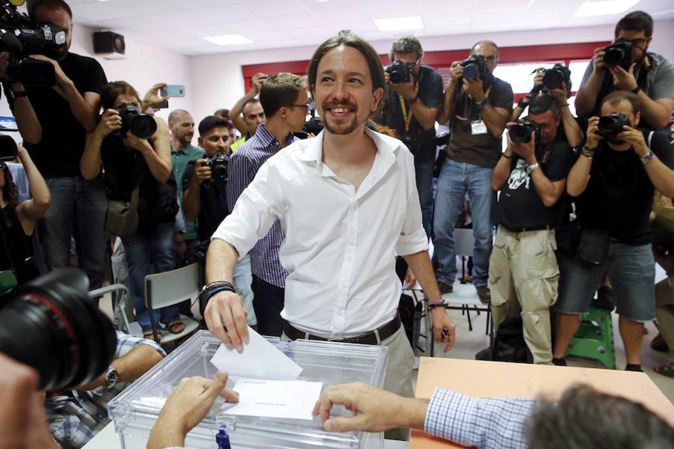 Pablo Iglesias vota en el Instituto Tirso de Molina de Vallecas (Madrid).