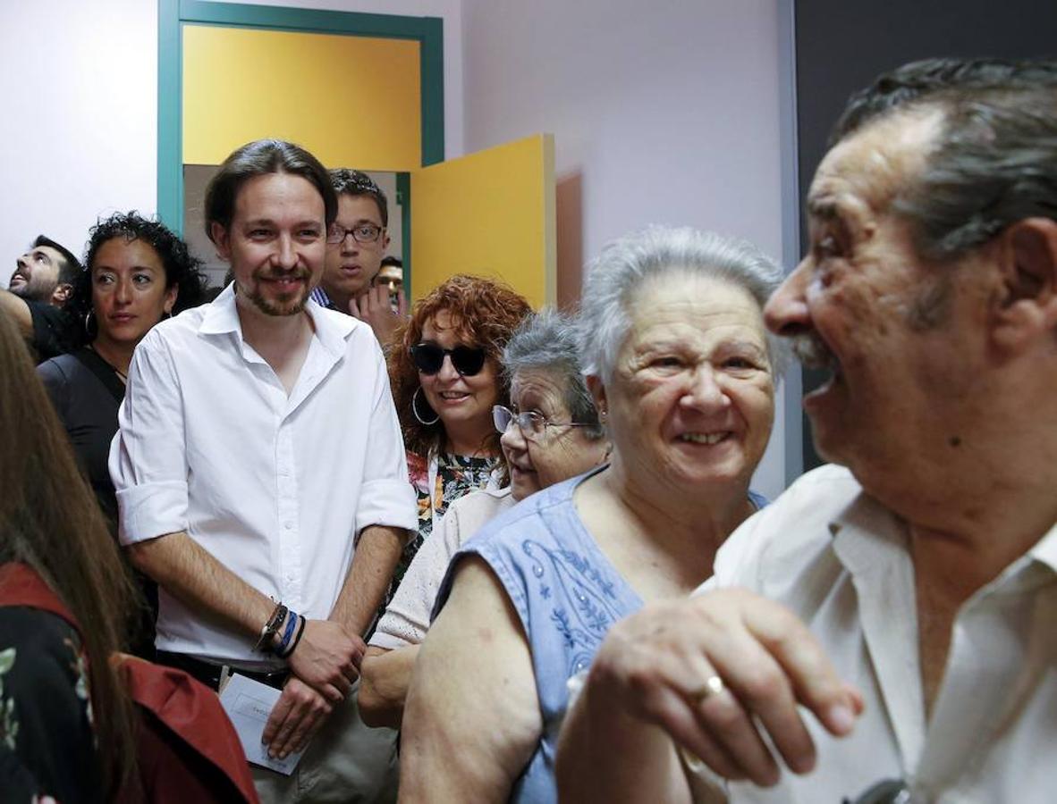 Pablo Iglesias espera para votar en el Instituto Tirso de Molina de Vallecas (Madrid).