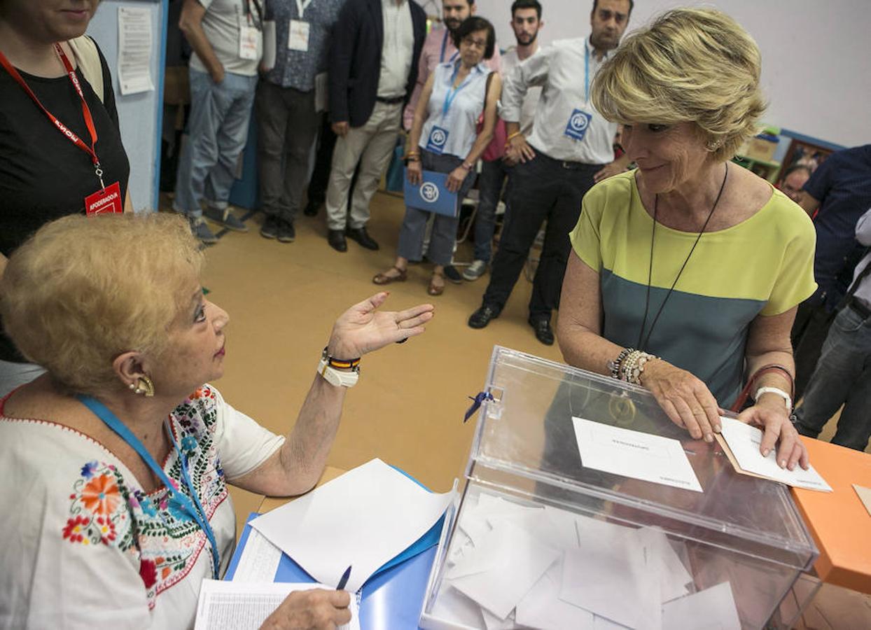 La portavoz popular en el Ayuntamiento de Madrid, Esperanza Aguirre, ejerce su derecho al voto en Madrid.