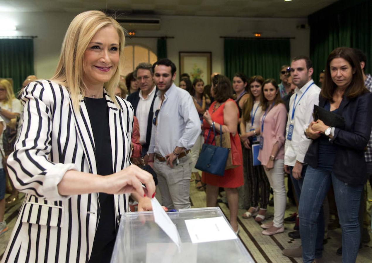 La presidenta de la Comunidad de Madrid, Cristina Cifuentes, vota en el Colegio Sagrado Corazón de Madrid.