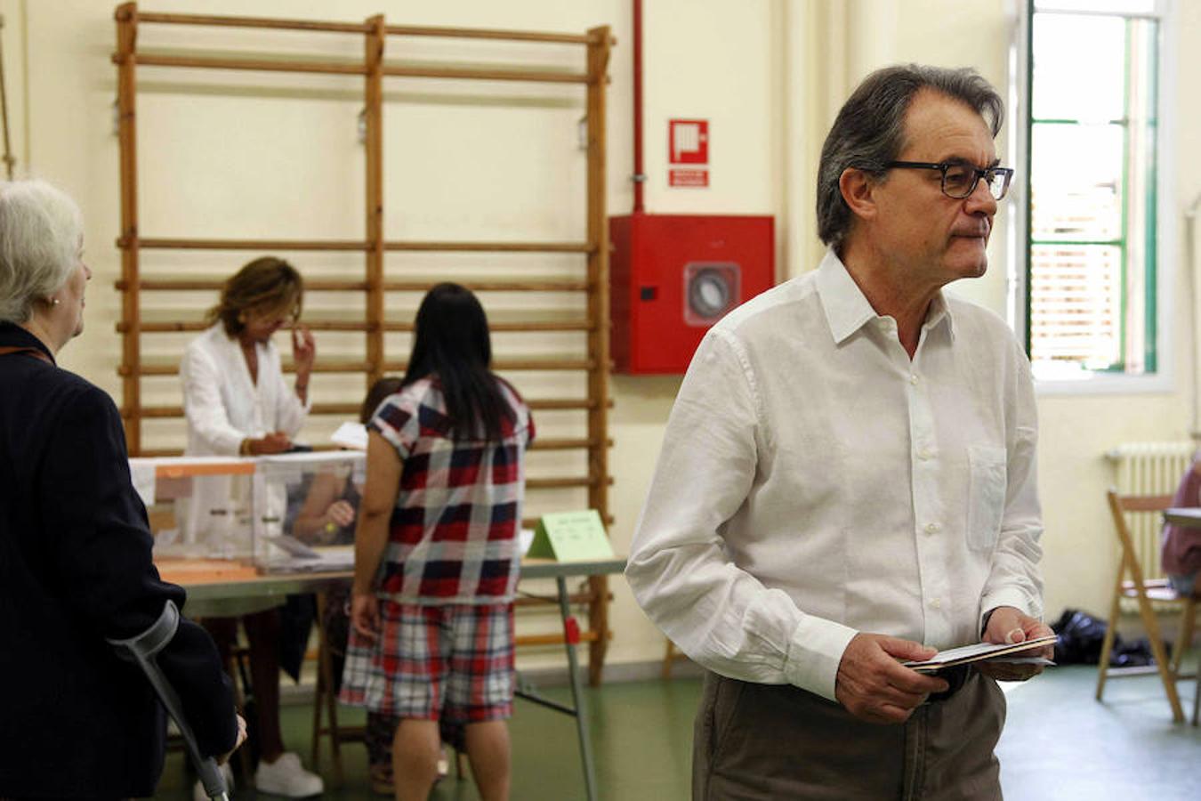 El expresidente de la Generalitat de Cataluña, Artur Mas, espera para depositar su voto en el colegio barcelonés del Infant Jesús.